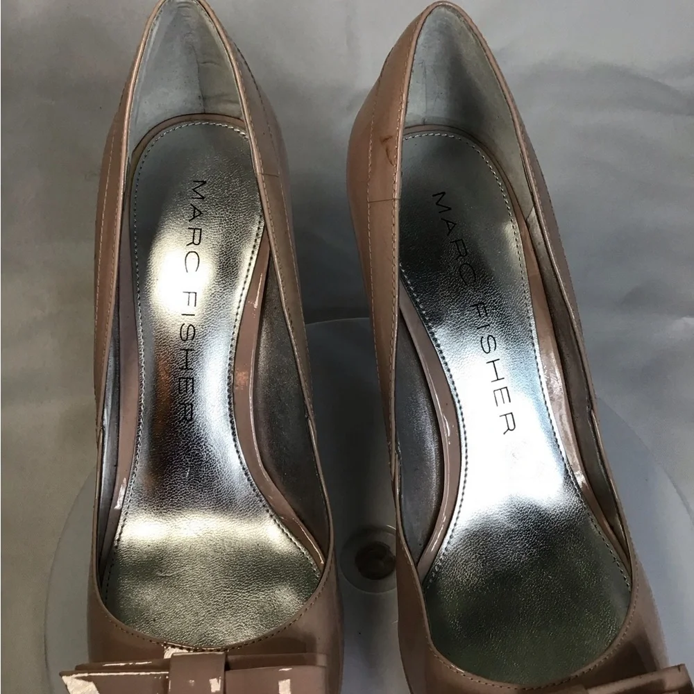 Marc Fisher Women Patent Leather Pale Pink Open Toe Pumps bow front Sz.6.5 GUC